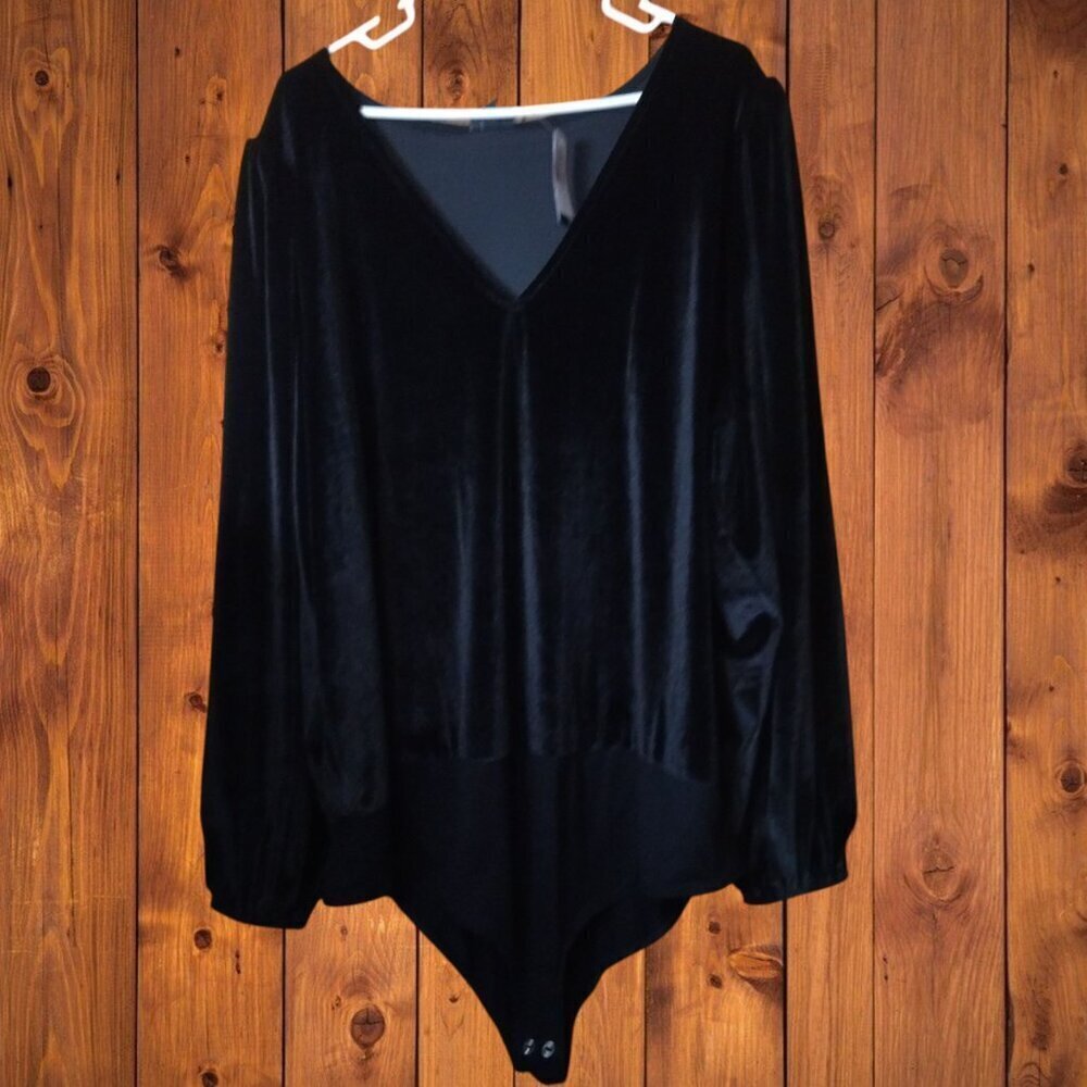 Torrid Black Size 5X Velvet Long Puff Sleeve Bodysuit V-Neck Classic NEW